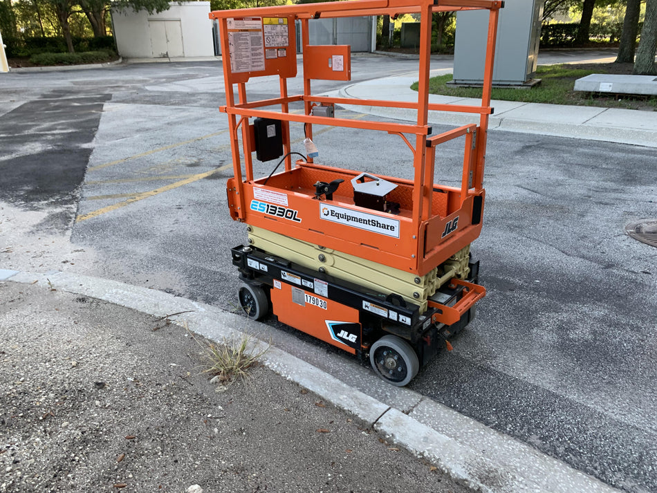 2021 JLG ES1330L