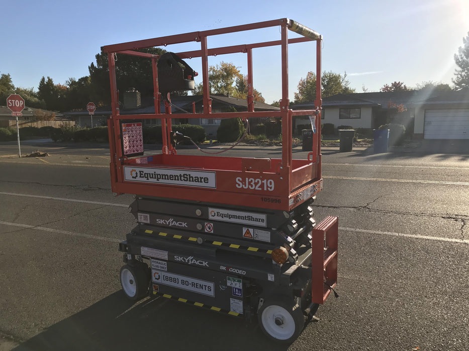 2020 Skyjack SJIII-3219 Solid NM Tires, Half height spring hinged entry gate, Dual Beacons, 800W Inverter