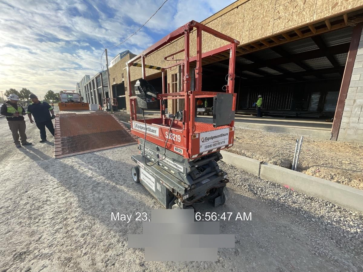 2020 Skyjack SJIII-3219 Solid NM Tires, Half height spring hinged entry gate, Dual Beacons, 800W Inverter