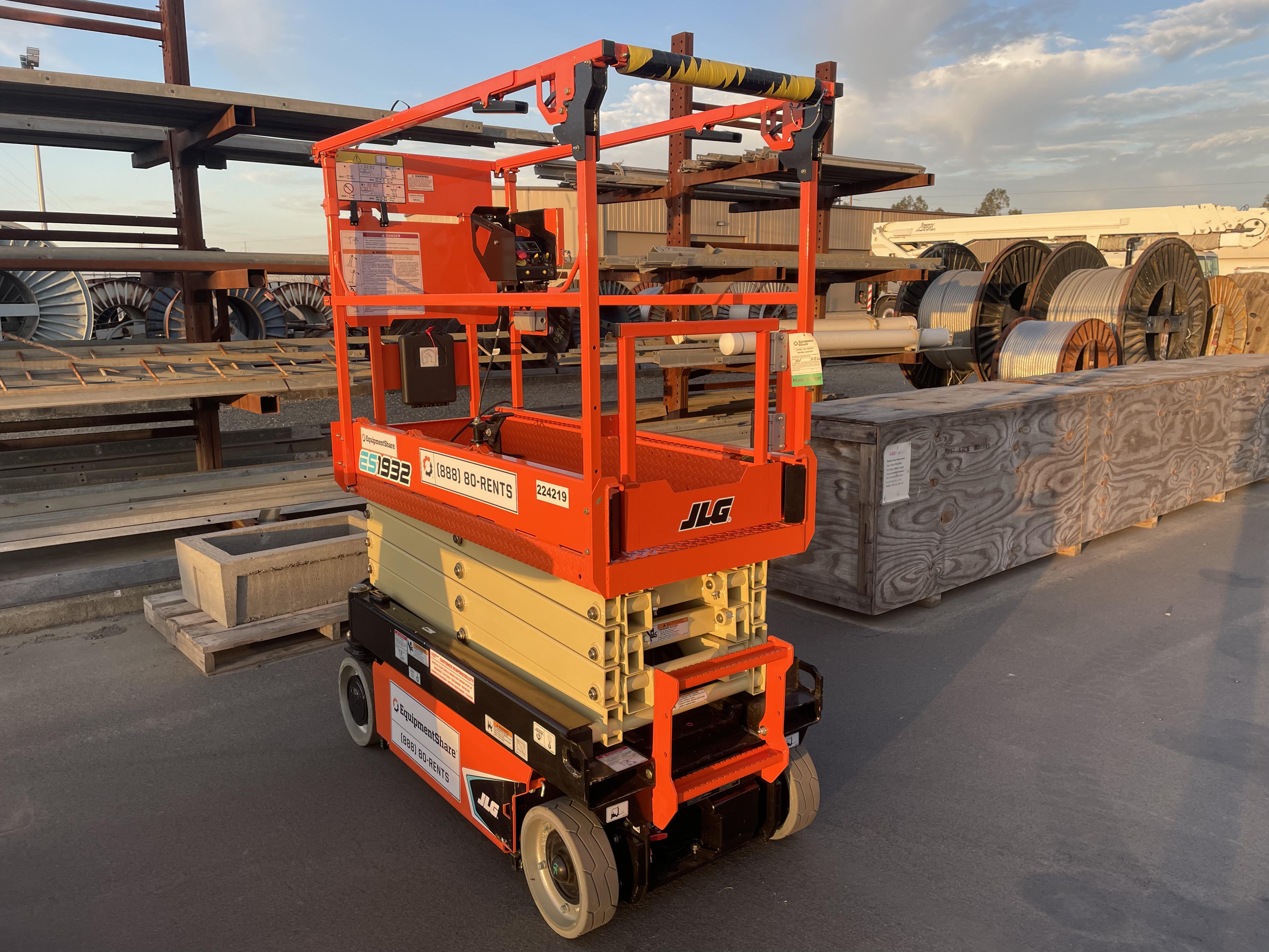 2022 JLG ES1932