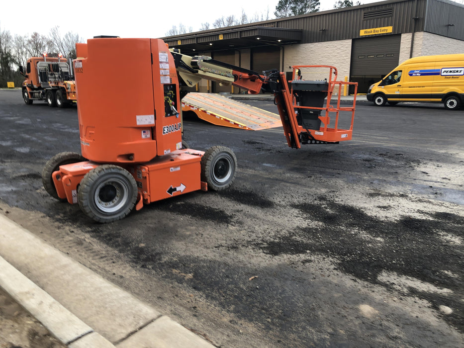 2019 JLG E300AJP
