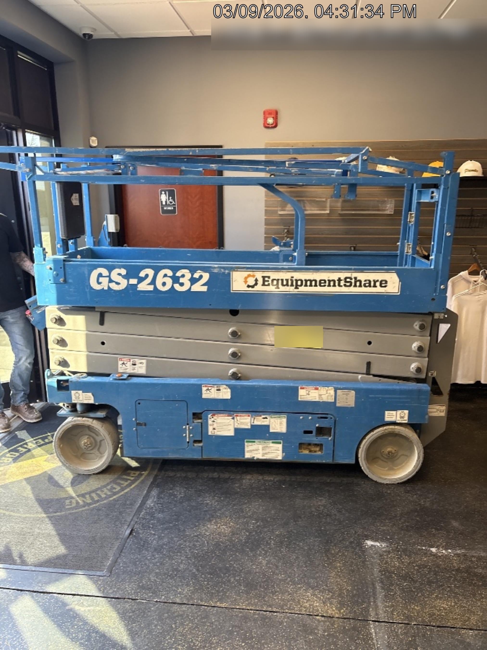 2019 Genie GS-2632 Folding rails with half height swing gate