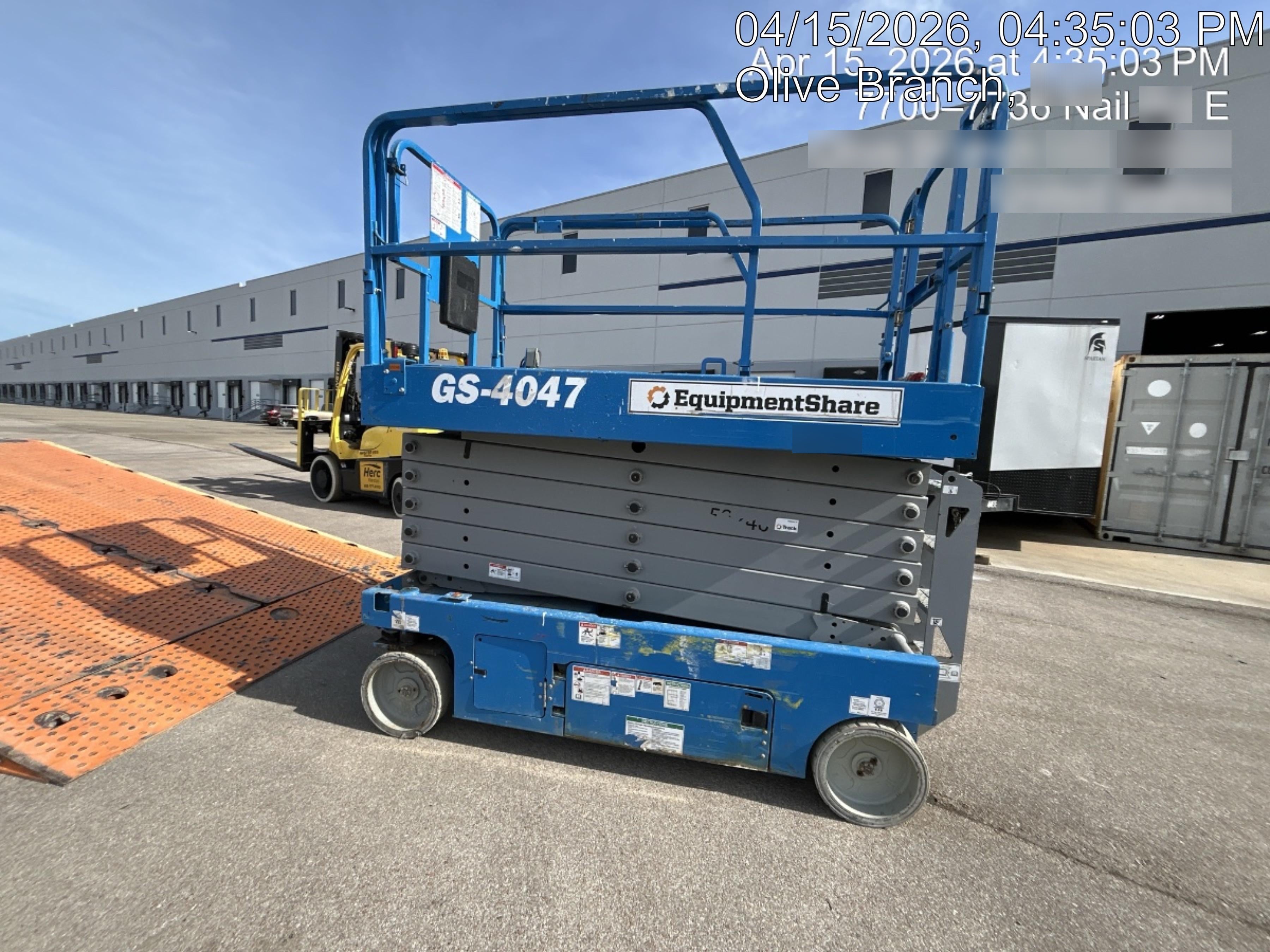 2019 Genie GS-4047 Folding rails with half height swing gate