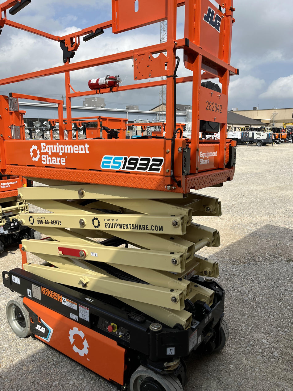 2022 JLG ES1932