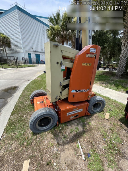 2022 JLG E300AJP