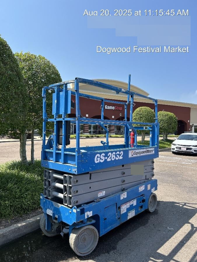 2019 Genie GS-2632 Folding rails with half height swing gate