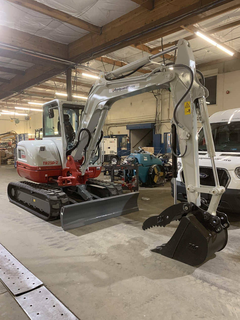 2022 TAKEUCHI TB250-2CR