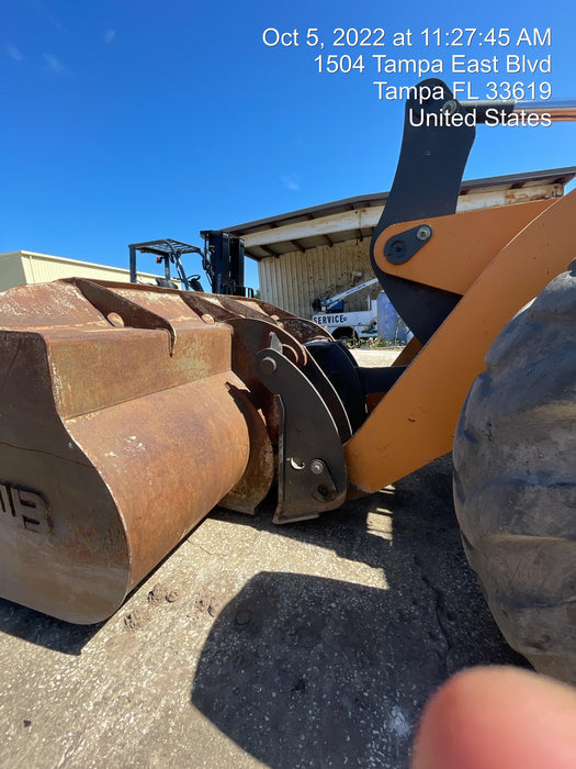 2017 Case 821G CLOSED CAB, JRB 418 STYLE HYD COUPLER