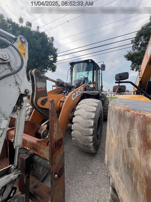 2018 Case 821G CLOSED CAB, 1 FUNCTION, JRB 418 STYLE HYD COUPLER