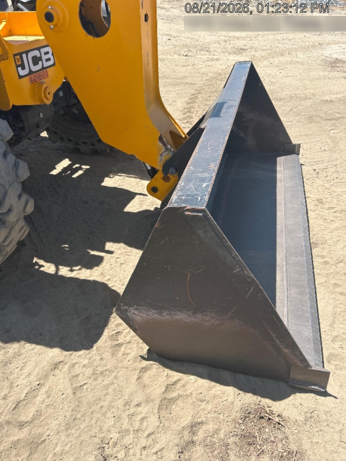2022 JLG 1001100823