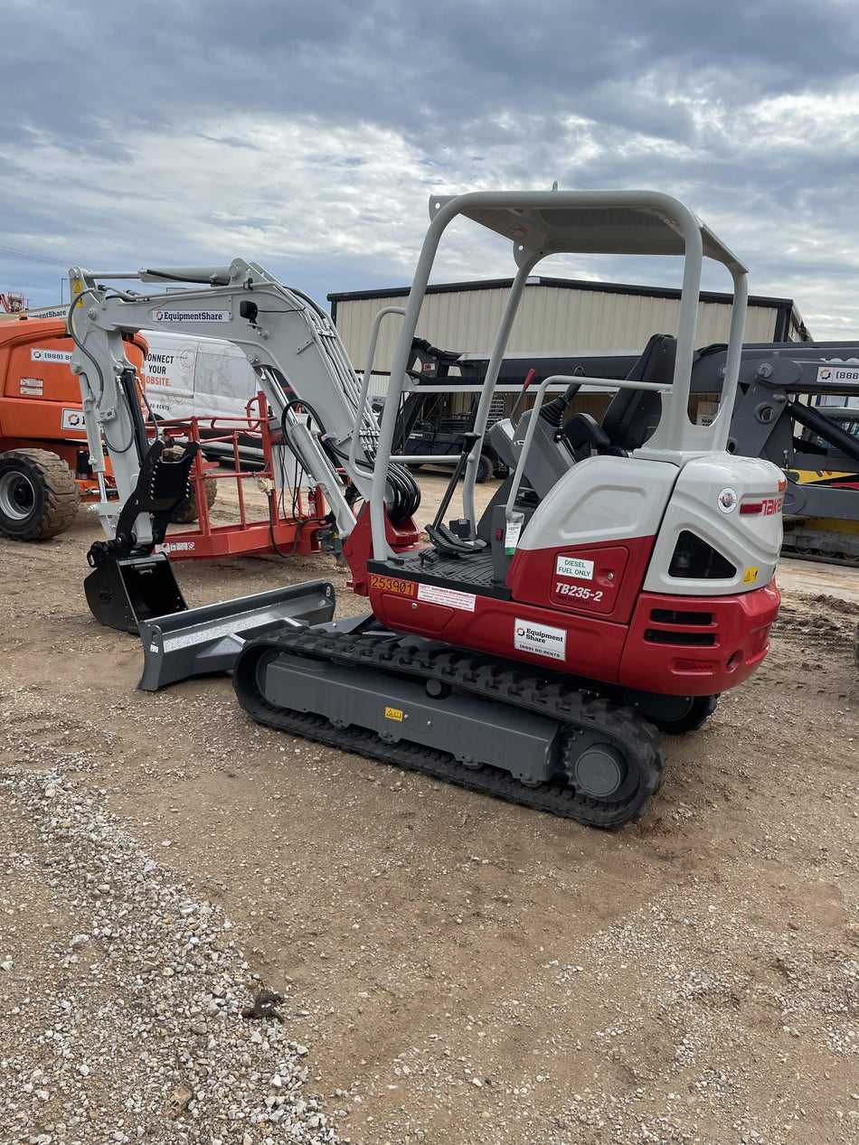 2022 TAKEUCHI TB235-2R