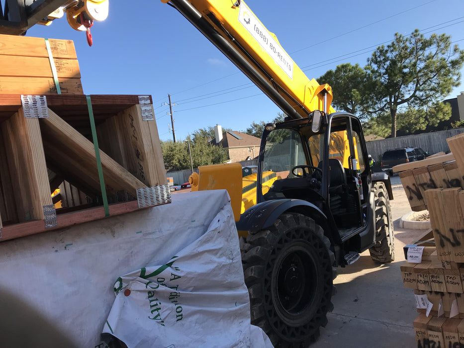 2019 JCB 512-56 Canopy, 109 HP, Solid Tires, STD Worklight, Beacon, Aux Hydraulics, Lifting Eye, Back up Alarm w/66" Carriage/60" Forks