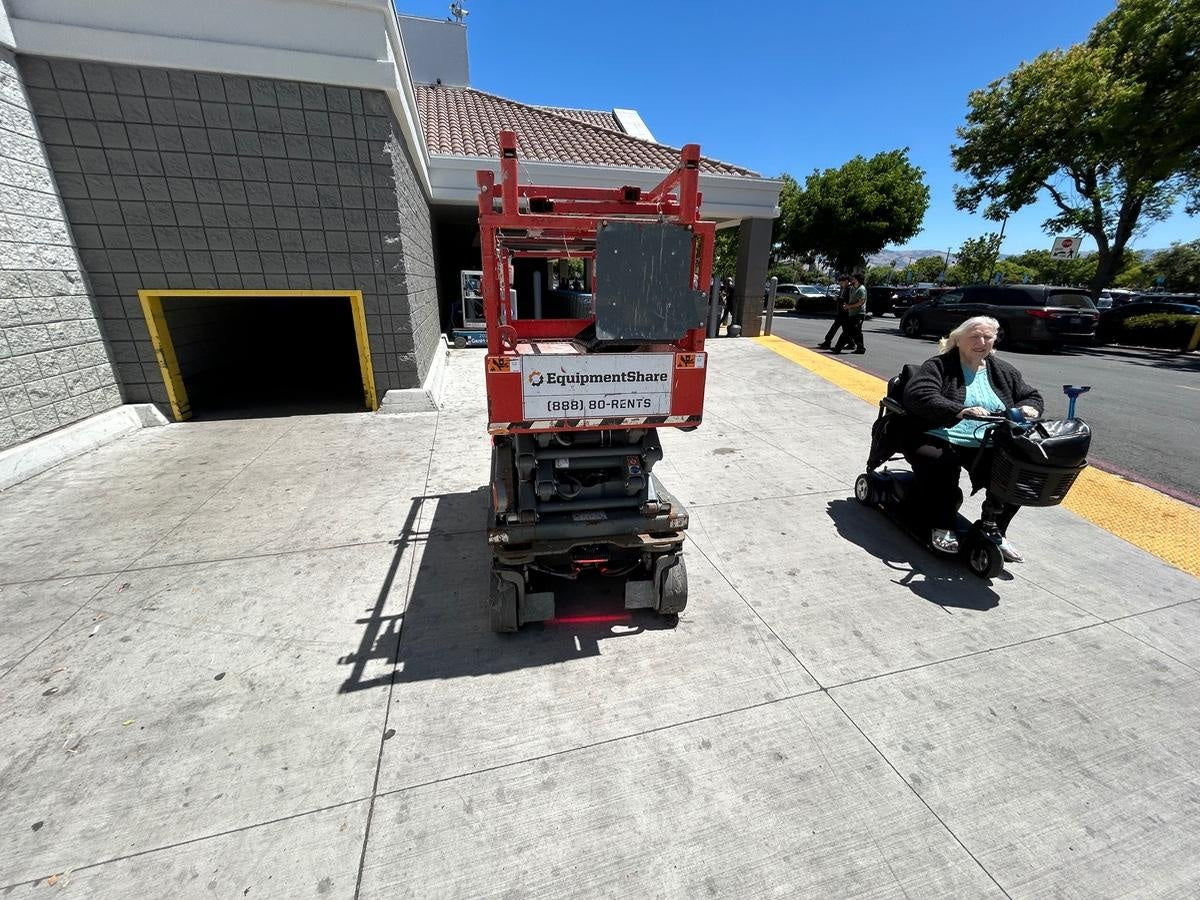 2020 Skyjack SJIII-3219 Solid NM Tires, Half height spring hinged entry gate, Dual Beacons, 800W Inverter