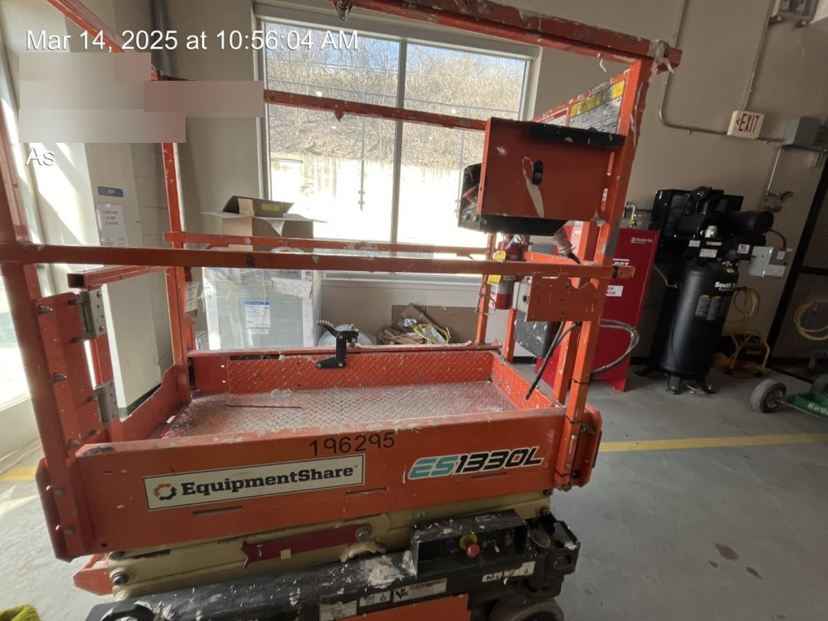 2021 JLG ES1330L