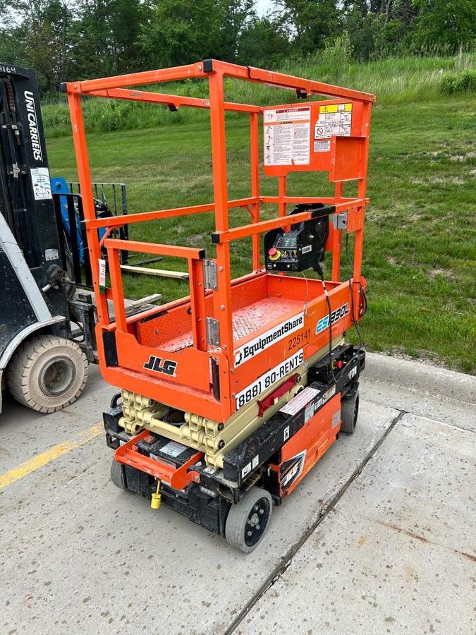 2022 JLG ES1330L