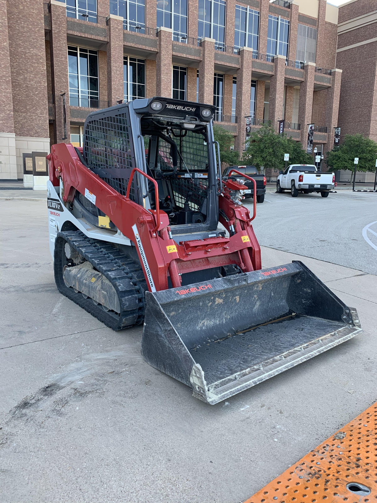 2023 TAKEUCHI TL10V2-CR