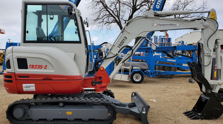 2021 TAKEUCHI TB235-2CR