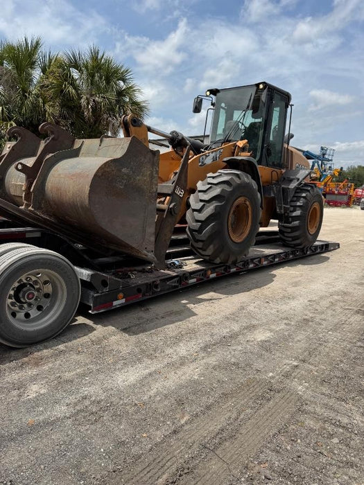 2016 Case 821F CLOSED CAB, JRB 418 STYLE HYD COUPLER