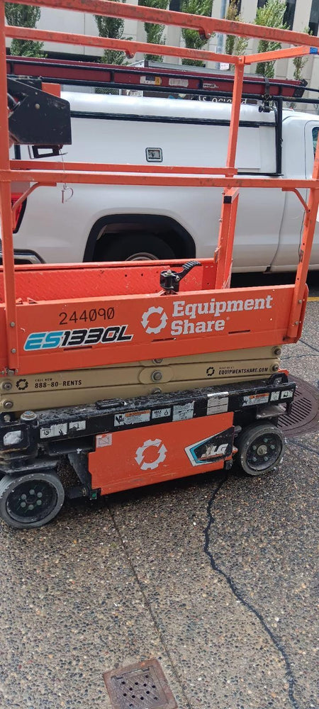 2022 JLG ES1330L