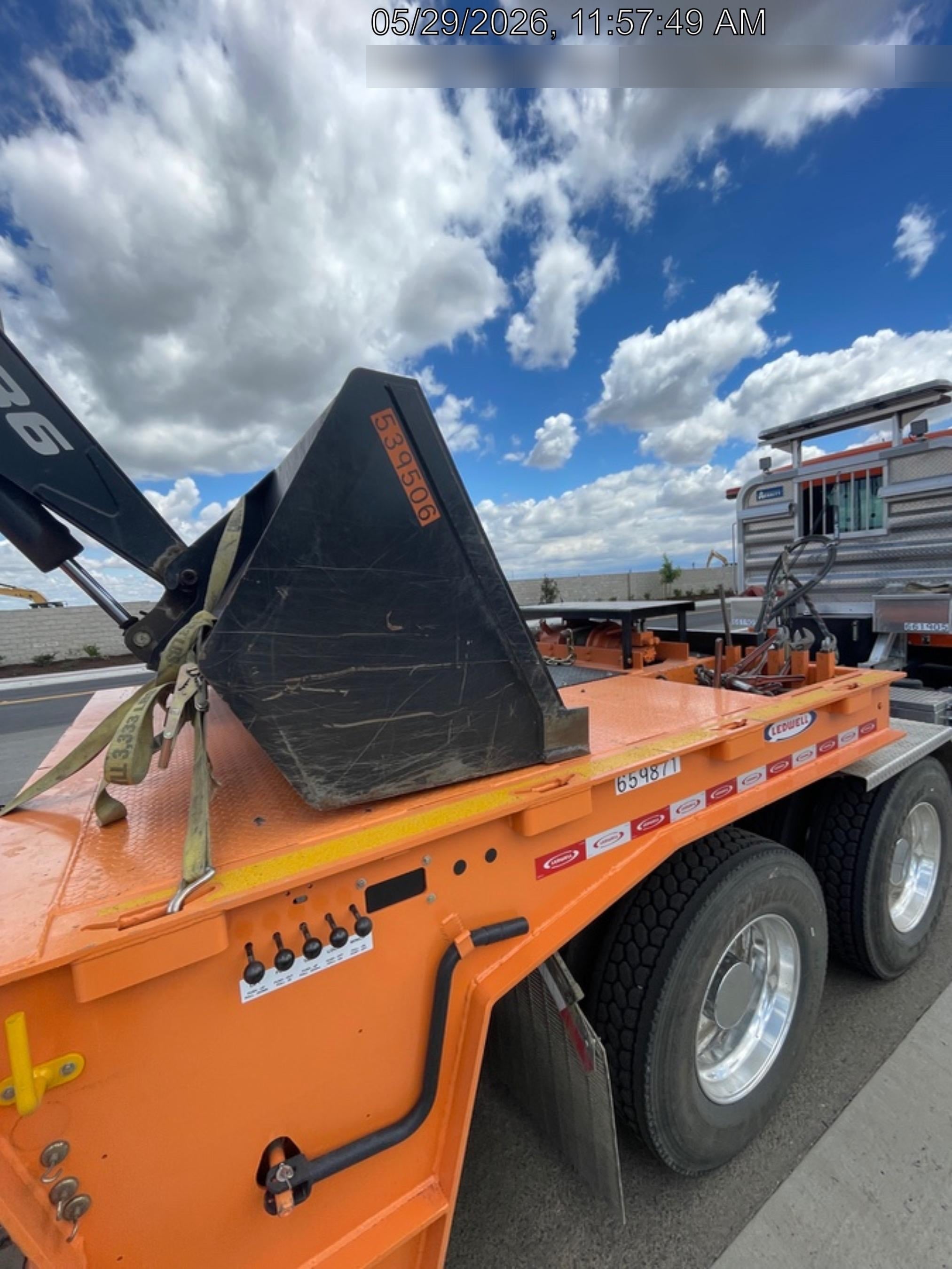 2025 JLG 1001100823