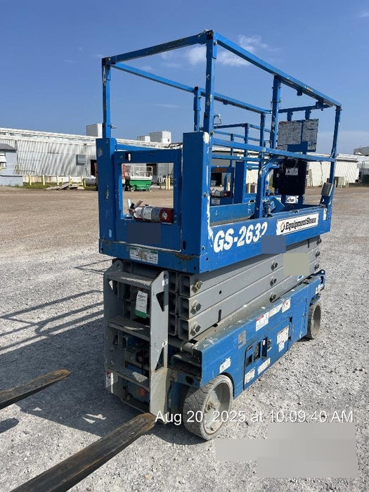 2019 Genie GS-2632 Folding rails with half height swing gate