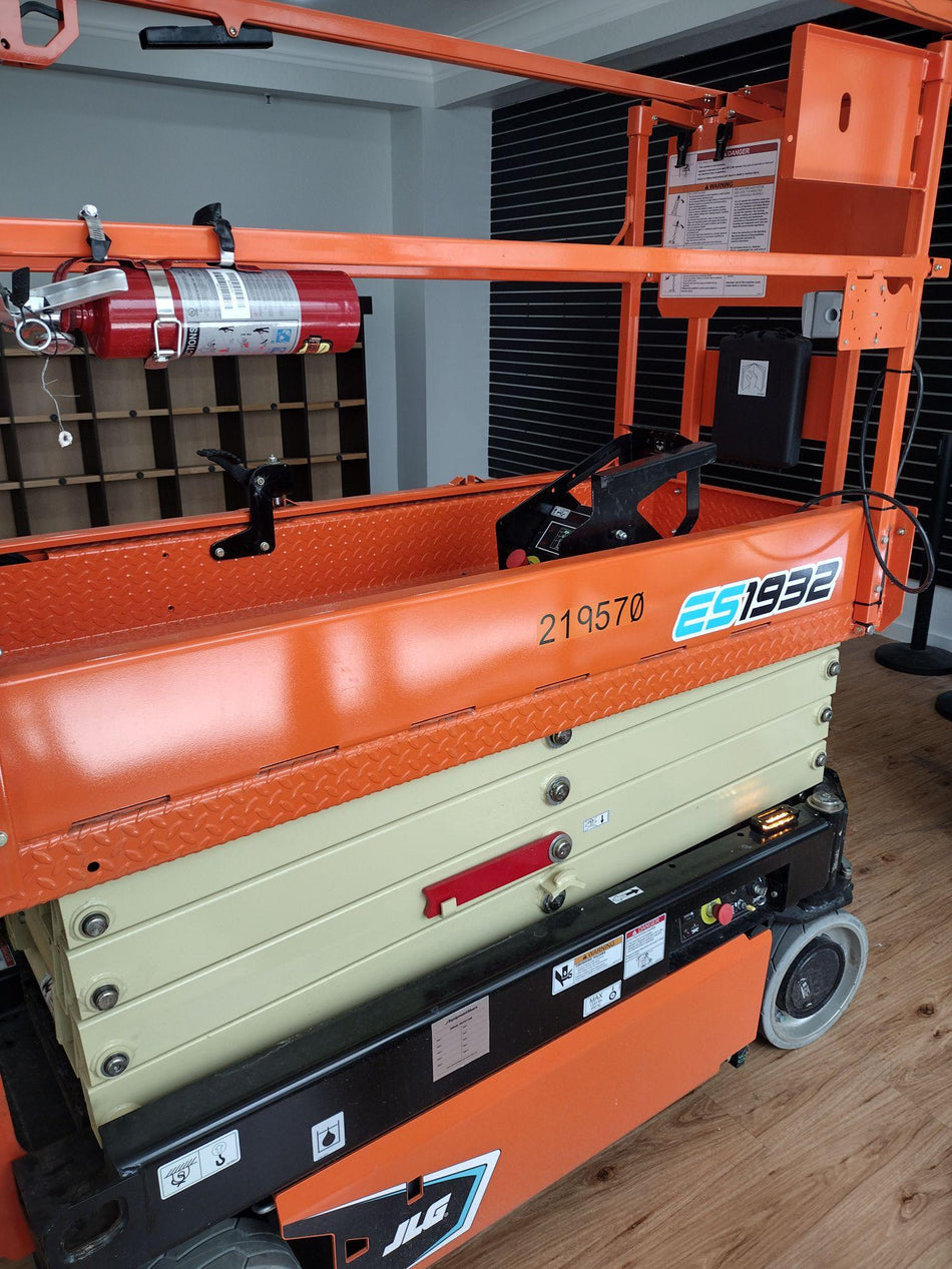 2022 JLG ES1932