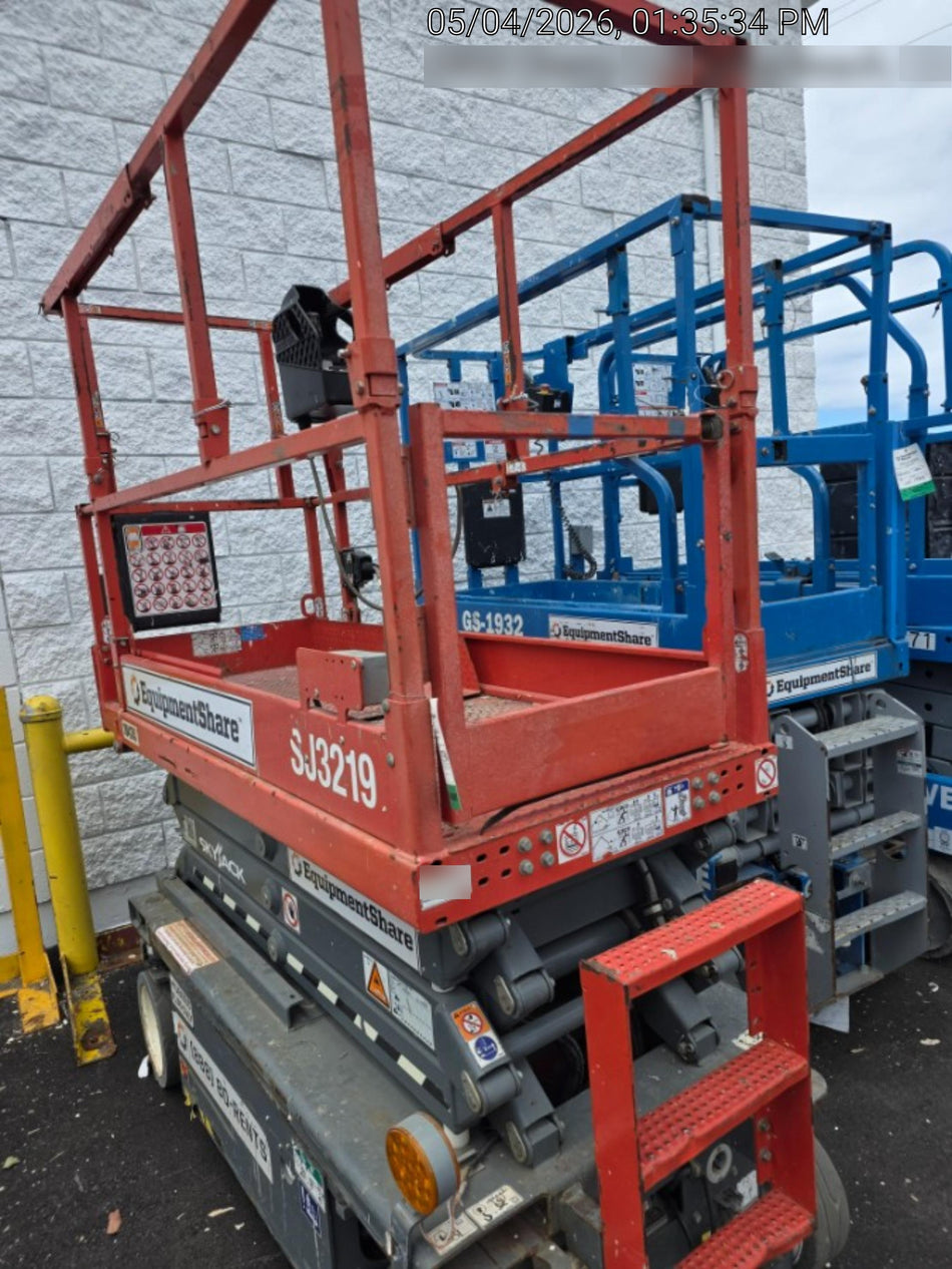 2020 Skyjack SJIII-3219 Solid NM Tires, Half height spring hinged entry gate, Dual Beacons, 800W Inverter