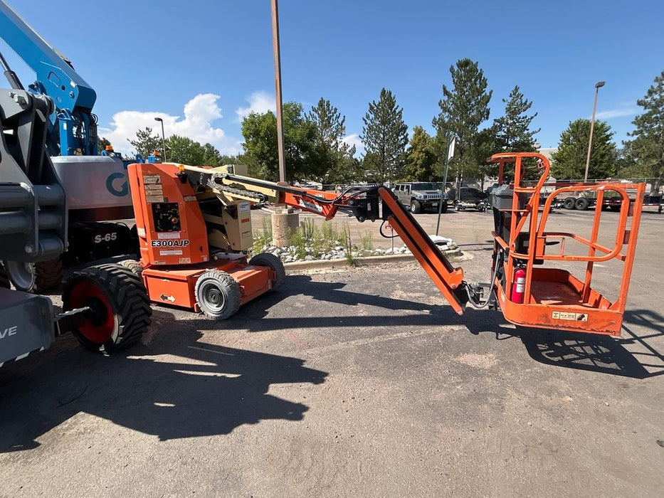 2019 JLG E300AJP