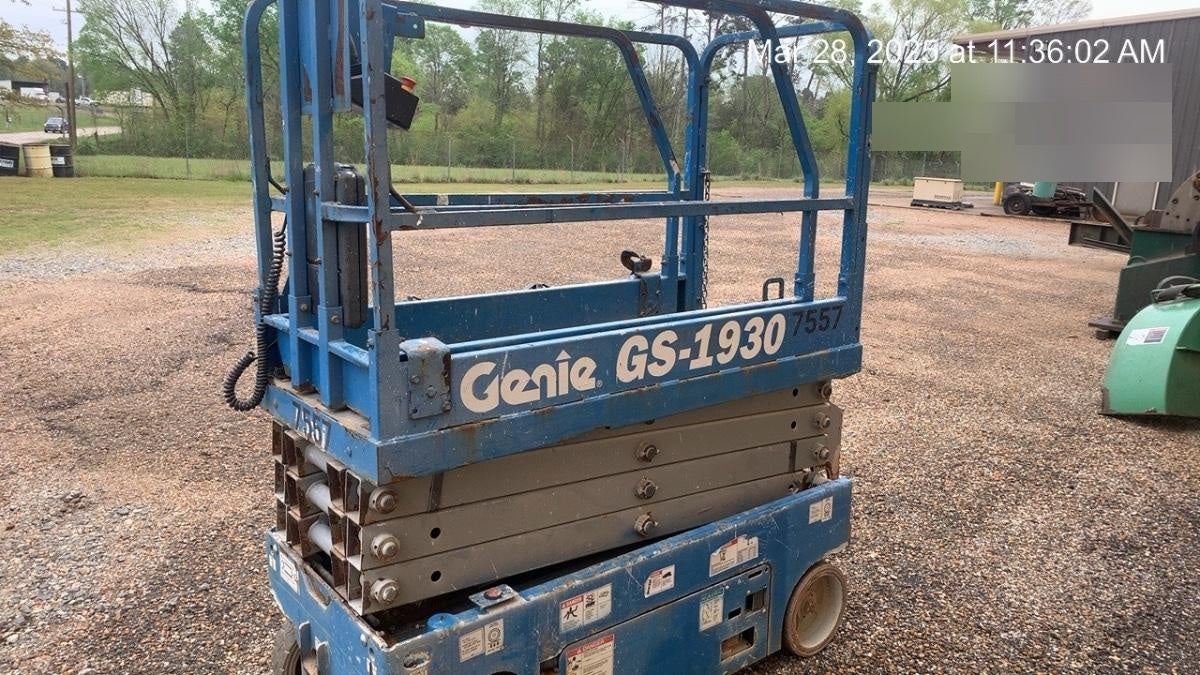 2017 Genie GS-1930 Genie GS-1930 Lift w/Fixed Rail and Chain Entry