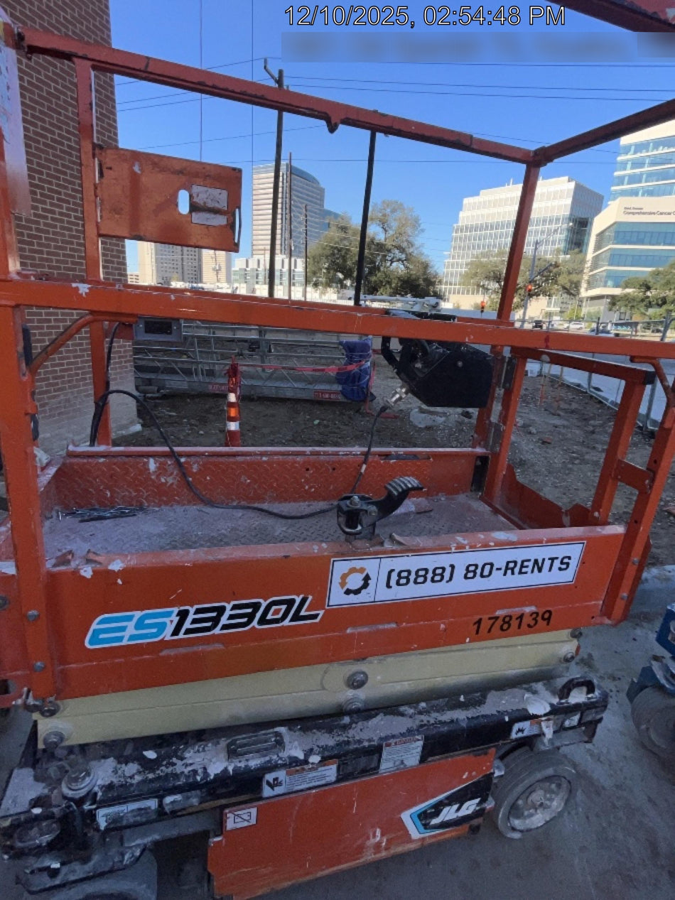 2021 JLG ES1330L