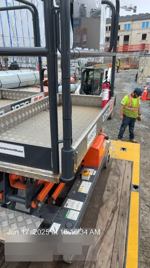 2023 JLG 1030P