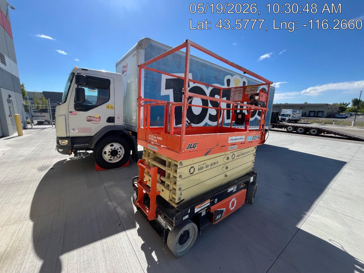 2022 JLG ES3246