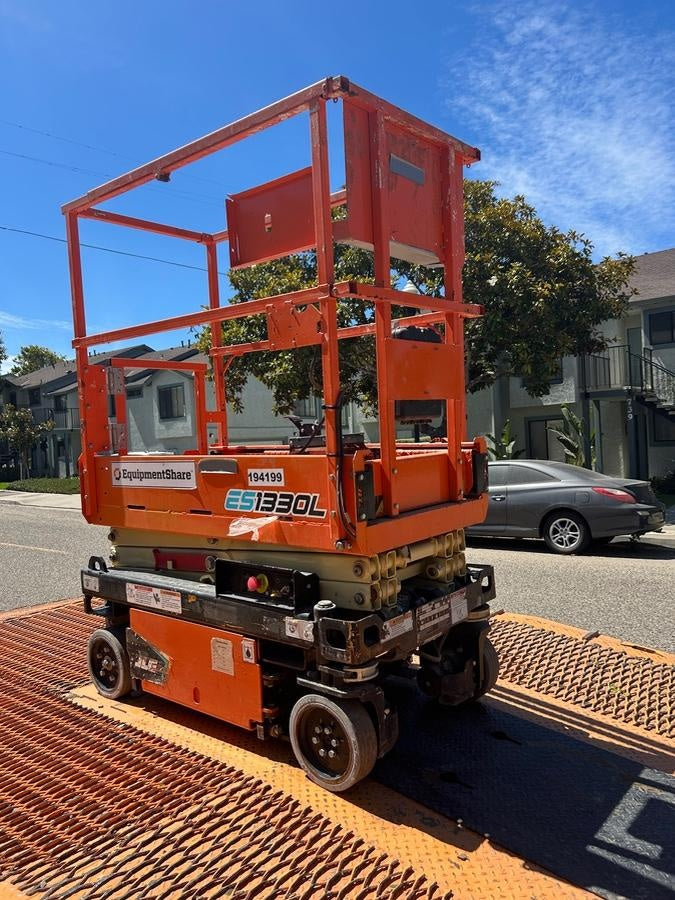 2021 JLG ES1330L