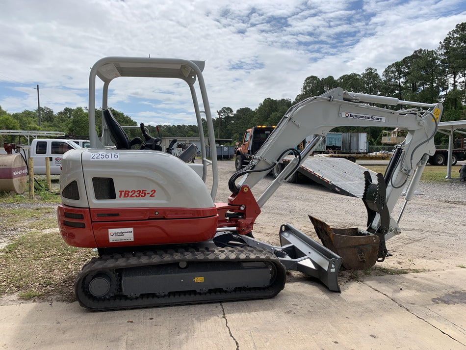 2022 TAKEUCHI TB235-2R