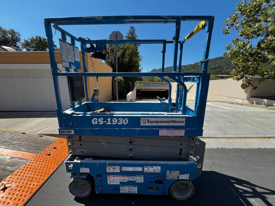 2020 Genie GS-1930 Solid Non Marking Tires, Beacon, Folding rails with half height swing gate, 800W Inverter