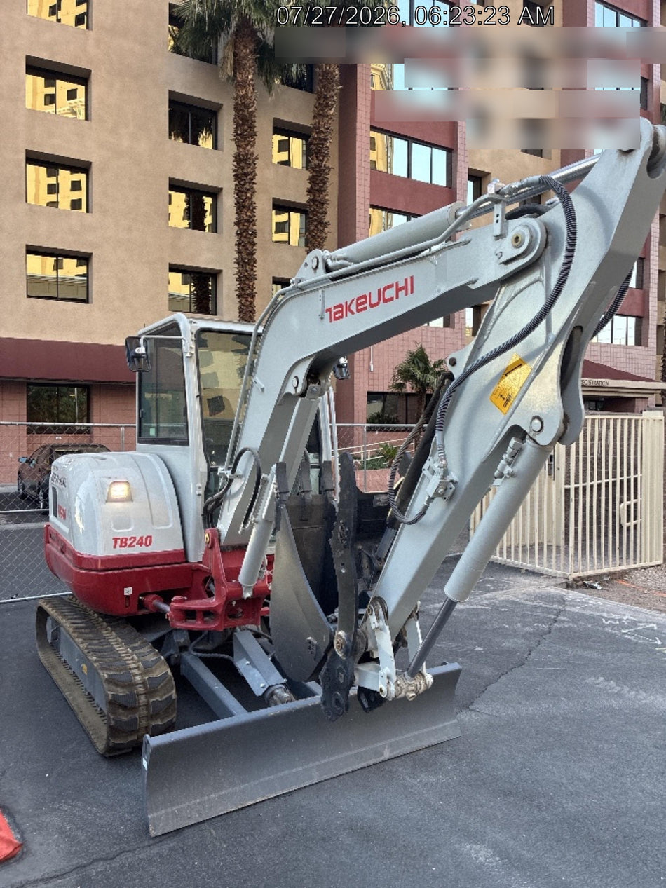 2023 TAKEUCHI TB240-CR