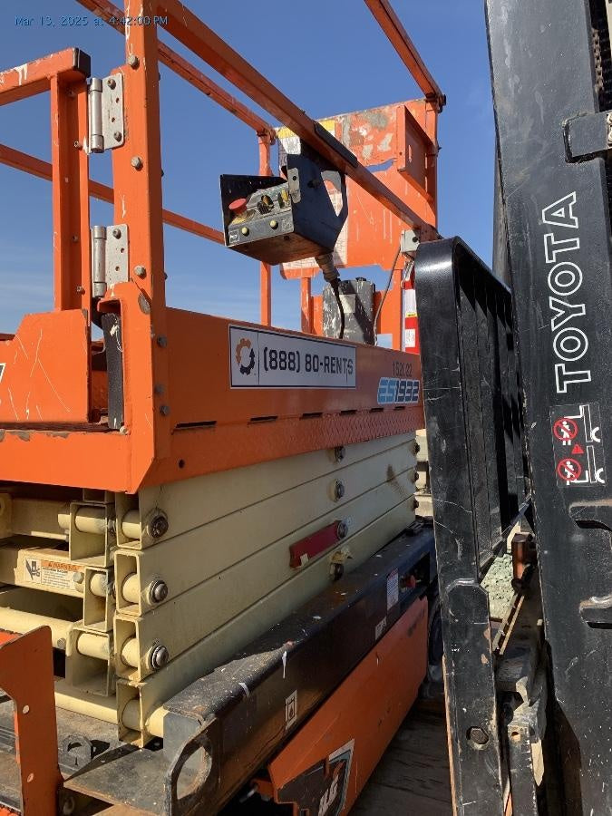 2021 JLG ES1932