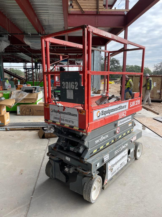 2020 Skyjack SJIII-3219 Solid NM Tires, Half height spring hinged entry gate, Dual Beacons, 800W Inverter