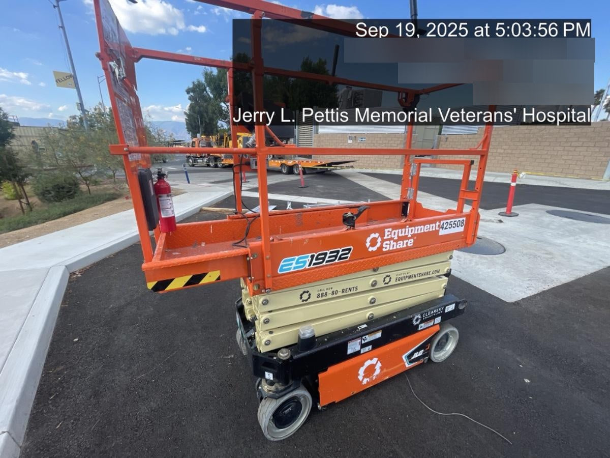 2024 JLG ES1932
