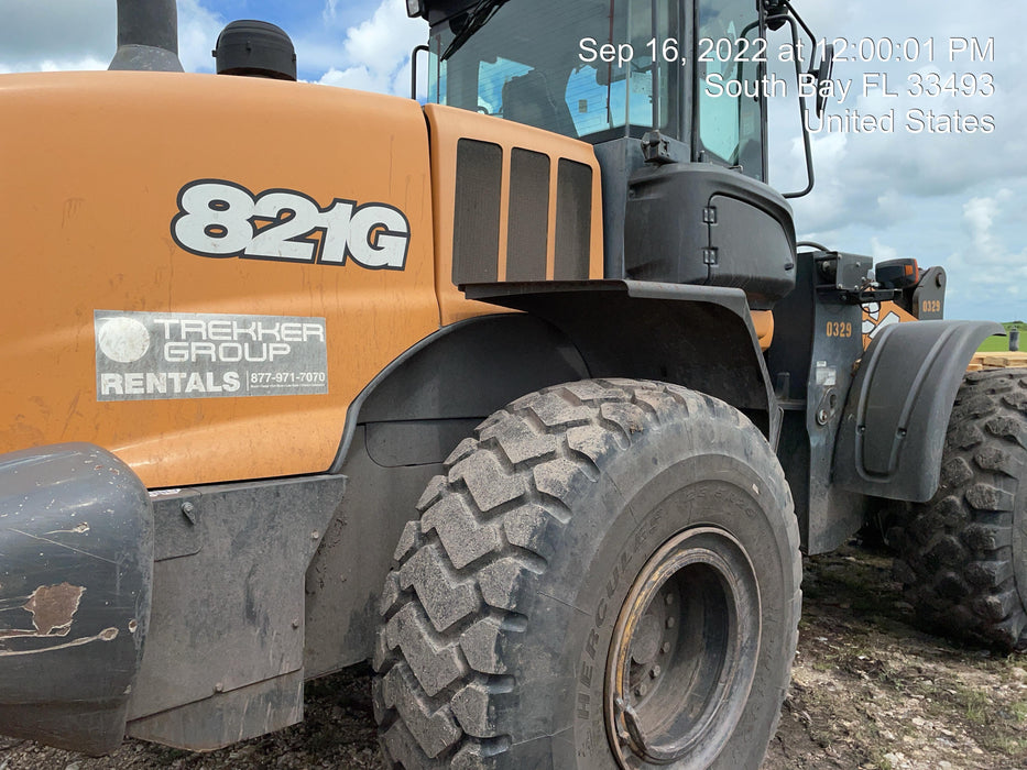 2017 Case 821G CLOSED CAB, JRB 418 STYLE HYD COUPLER