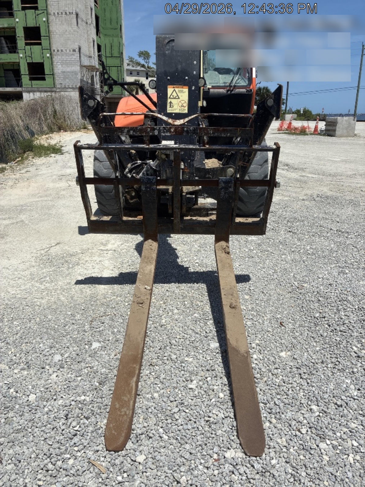2022 JLG 1075