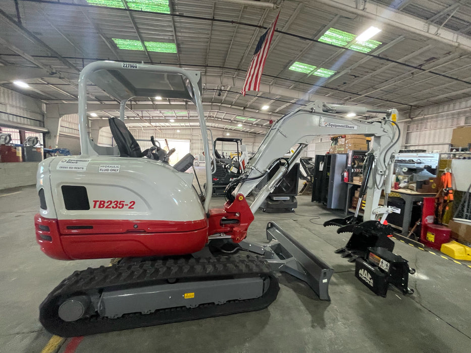 2022 TAKEUCHI TB235-2R
