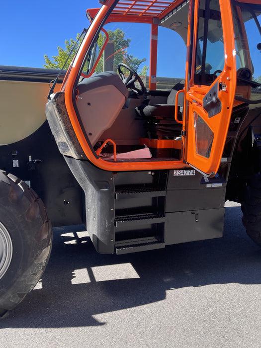 2022 JLG 1075