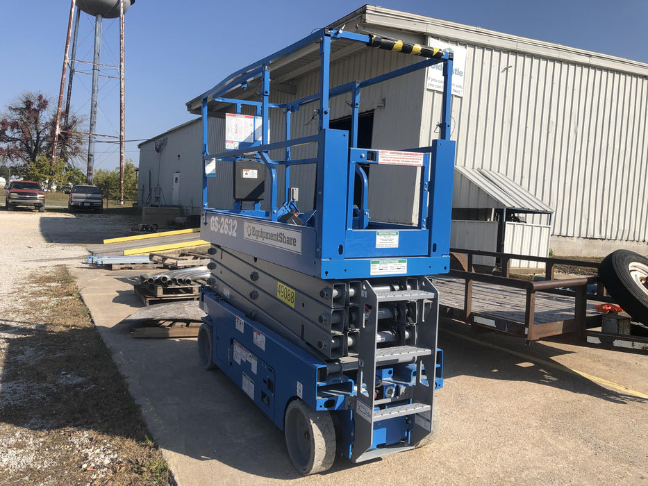 2019 Genie GS-2632 Folding rails with half height swing gate