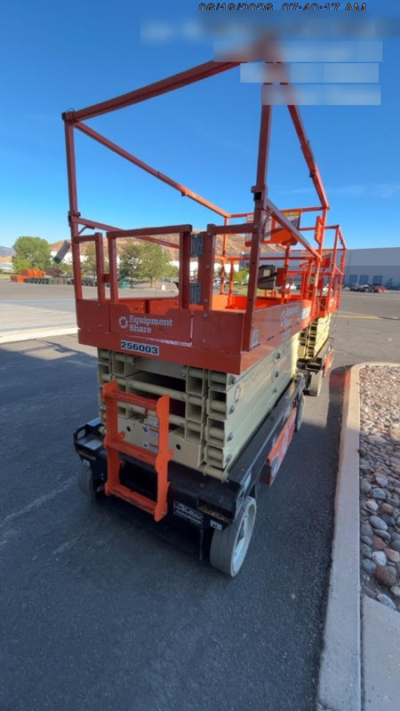 2022 JLG ES3246