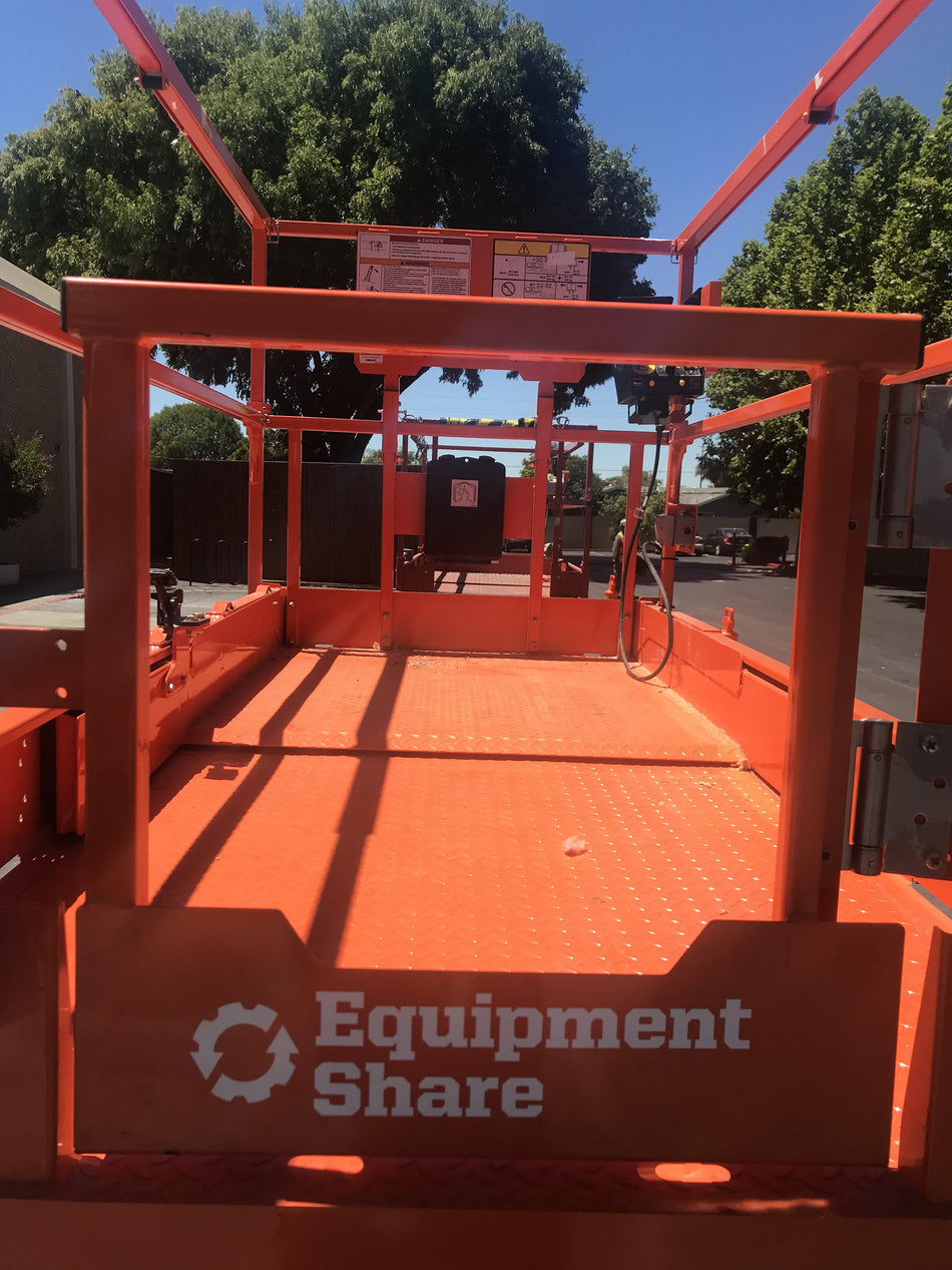 2022 JLG ES3246