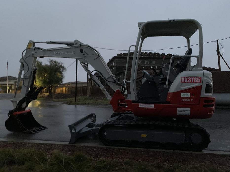 2021 TAKEUCHI TB235-2R