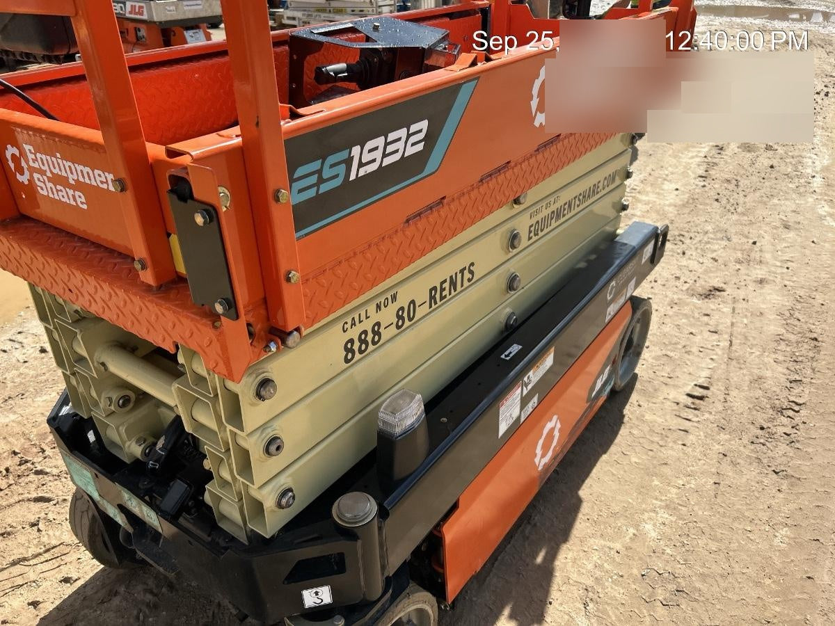 2025 JLG ES1932