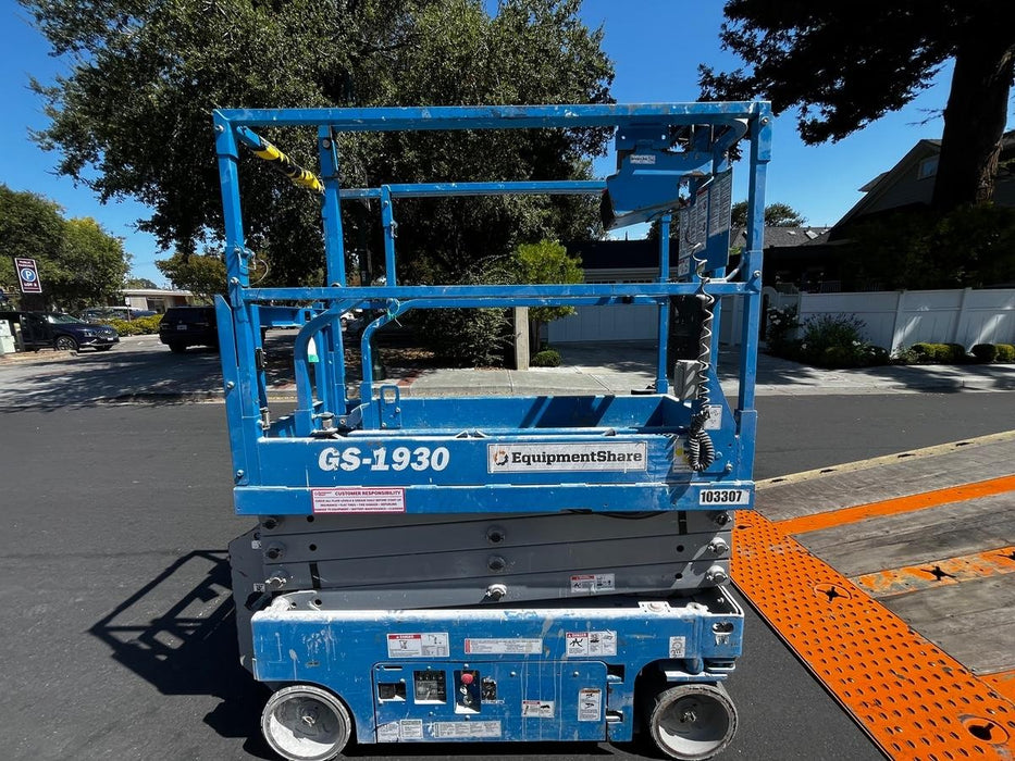 2020 Genie GS-1930 Solid Non Marking Tires, Beacon, Folding rails with half height swing gate, 800W Inverter