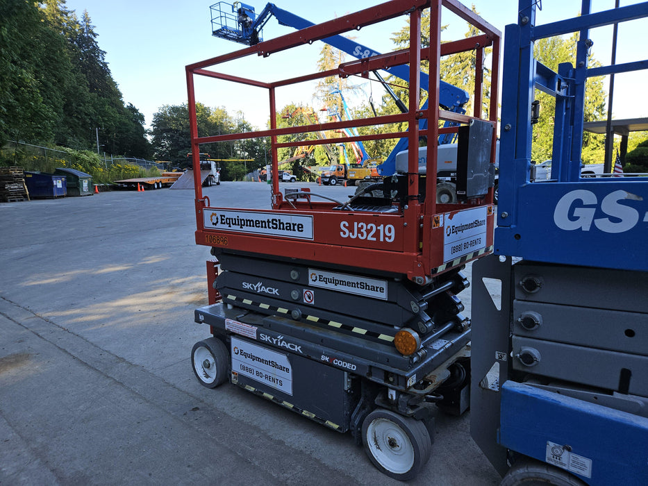2020 Skyjack SJIII-3219 Solid NM Tires, Half height spring hinged entry gate, Dual Beacons, 800W Inverter